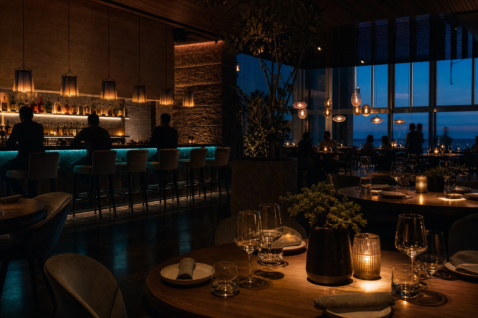 Lounge de restaurante nocturno con lámparas colgantes cálidas y una barra iluminada en turquesa